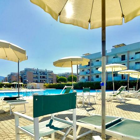 Isa-Apartments 4 Beds In Residence With Swimming-Pool In San Vincenzo, Just 600 Meters From The Sea Ngoại thất bức ảnh